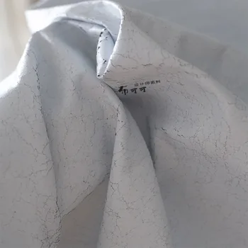 Потрескавшаяся кожа, сиви и бели пукнатини на черен фон, Малки парченца тънък лед, потрескавшаяся текстура, плат за дизайн на дрехи със собствените си ръце